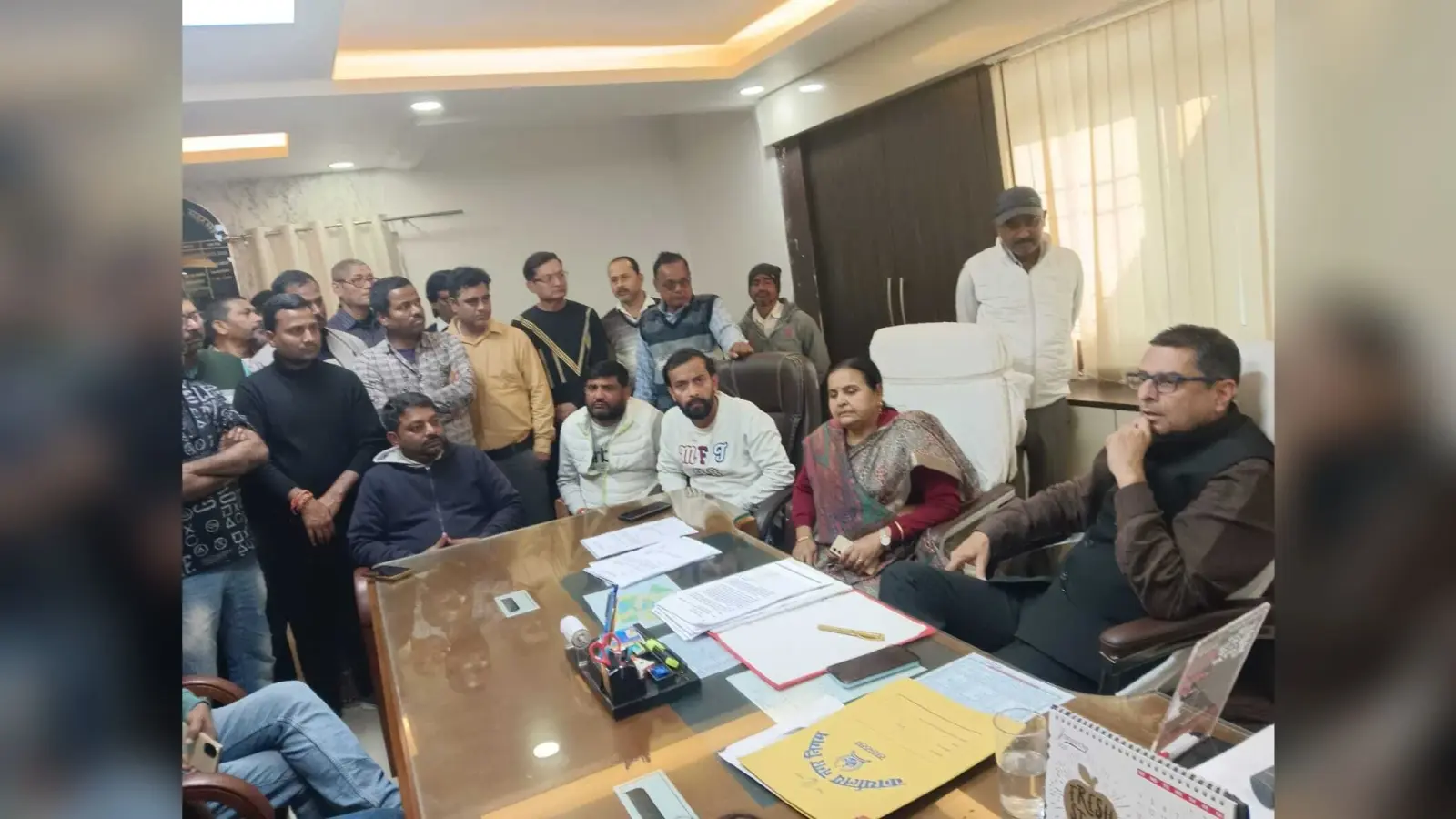 जिला परिषद भूखंड पर दुकान चला रहे दुकानदारों ने नगर आयुक्त को सौंपा ज्ञापन