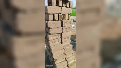 पंचायत सरकार भवन में घटिया बालू व ईंट का हो रहा प्रयोग, पहुंचे अधिकारी, कार्रवाई का दिया निर्देश