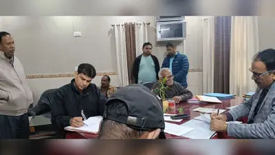 नगर आयुक्त ने कार्यालय कक्ष में सुनी दर्जनों फरियादियों की फरियाद