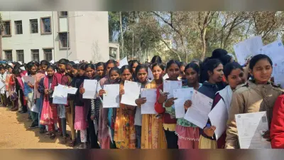 कटोरिया के तीनों परीक्षा केंद्रों पर कड़ी सुरक्षा के बीच संचालित हो रही इंटर की परीक्षा
