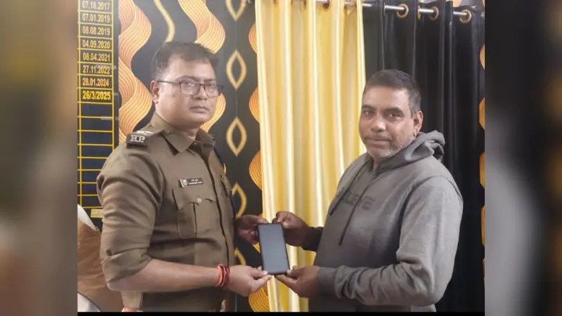 तीन लोगों के खोए मोबाइल को सोनो पुलिस ने बरामद कर उन्हें सौंपा