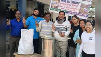 सदर अस्पताल में जरूरतमंद लोगों के बीच भोजन वितरित