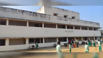 Giridih News :मॉडल विद्यालय गावां के चार शिक्षक पढ़ा रहे वर्ग छठी से 12वीं तक के बच्चों को