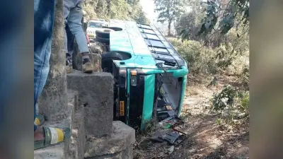 East Singhbhum News : बारातियों से भरी बस नदी में गिरी, बाल-बाल बचे 40 लोग