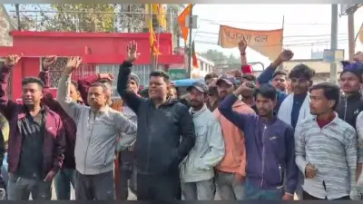 ऑटो चालक के आत्मदाह के प्रयास मामले ने पकड़ा तूल, चालकों ने जाम की सड़क