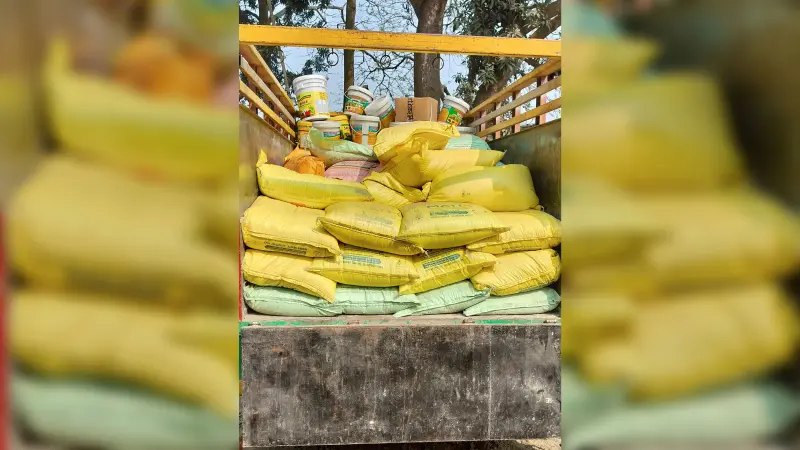 पिकअप से बड़े पैमाने पर कालाबजारी का उर्वरक जब्त, दो गिरफ्तार