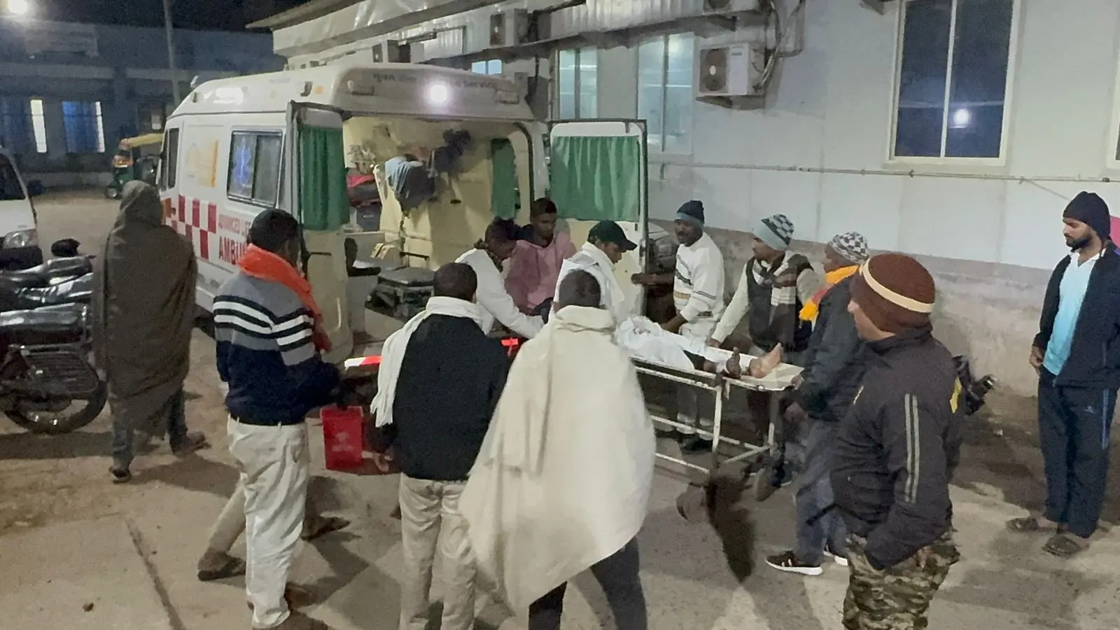 ट्रक से बचने के चक्कर में पेड़ से टकराया स्कॉर्पियो, मुखिया पति समेत 10 जख्मी