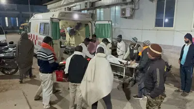 ट्रक से बचने के चक्कर में पेड़ से टकराया स्कॉर्पियो, मुखिया पति समेत 10 जख्मी