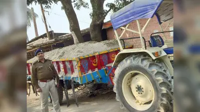 दोमुख हाट और पीपलतोरा में बालू लदे दो ट्रैक्टर व एक ट्रक जब्त