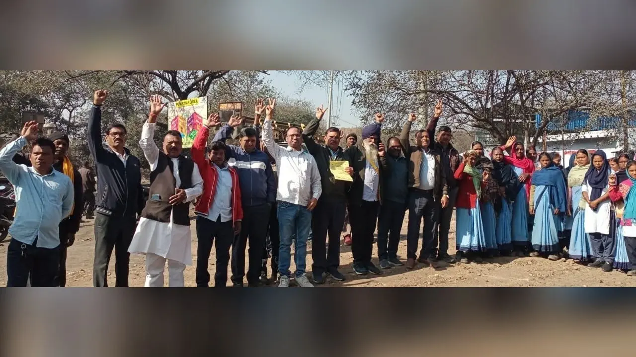 गेट मीटिंग में श्रमिक नेताओं ने मजदूरों से हड़ताल को सफल बनाने की अपील की