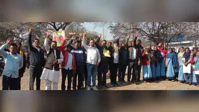 गेट मीटिंग में श्रमिक नेताओं ने मजदूरों से हड़ताल को सफल बनाने की अपील की