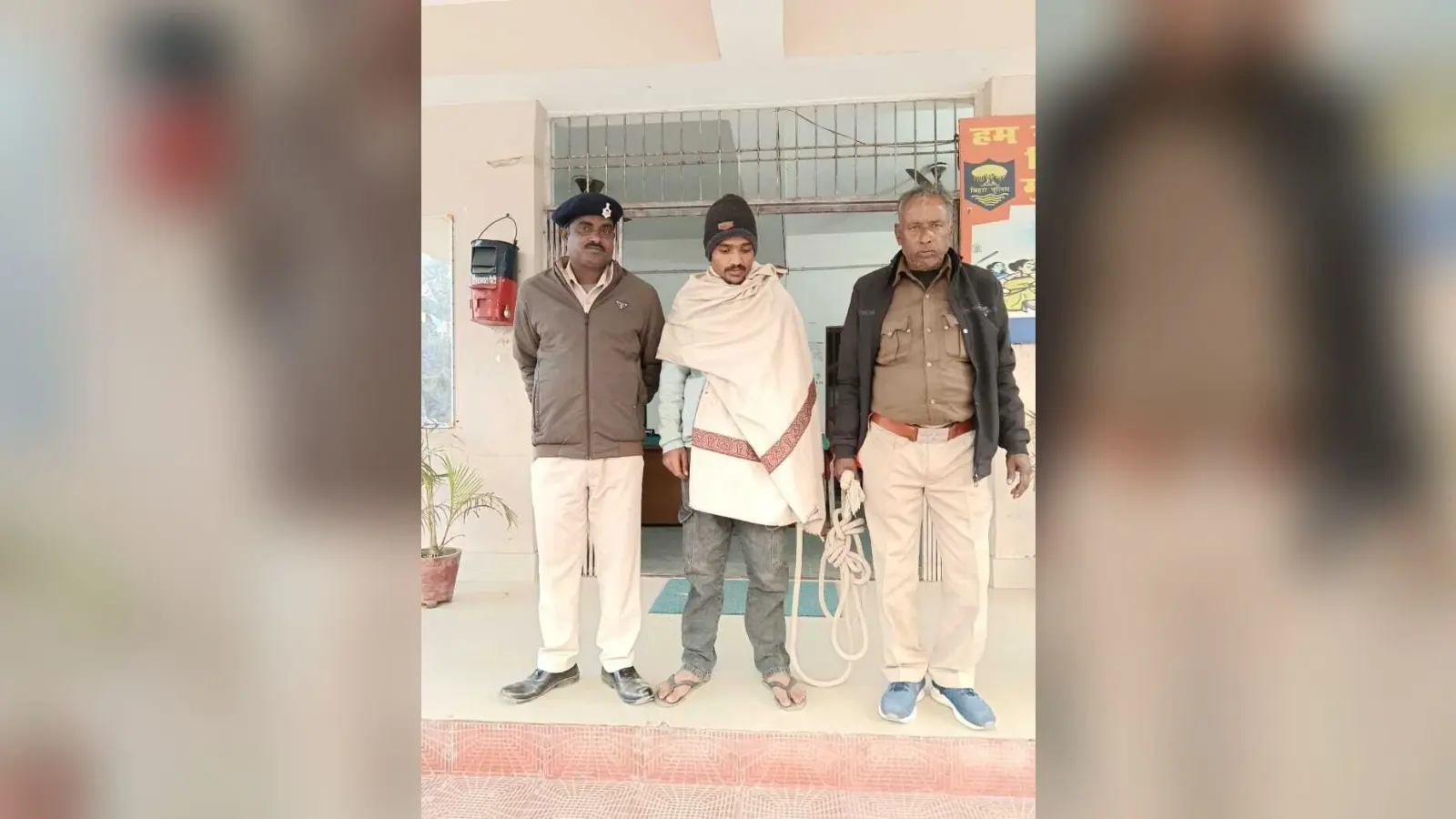 चोर को पकड़कर किया पुलिस के हवाले