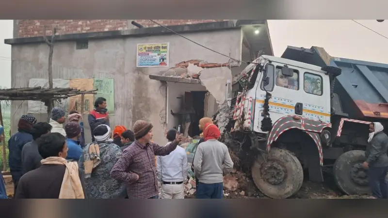 हाइवा बेकाबू होकर घर में घुसा, परीक्षा देने आये चार छात्र जख्मी