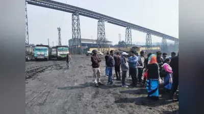 राजमहल कोल परियोजना के कर्मियों ने किया सड़क जाम