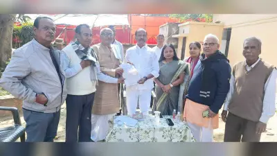 East Singhbhum News : सैकड़ों शिक्षक और कर्मी नियमित वेतन से हैं वंचित