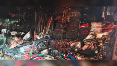 रेडीमेड दुकान में लगी आग, 30 लाख से अधिक के कपड़े खाक