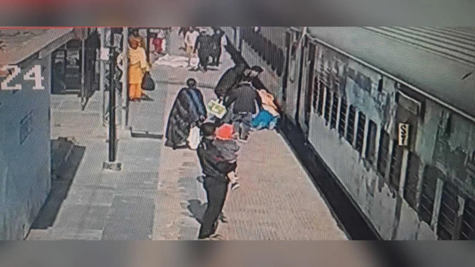 भभुआ रोड स्टेशन पर आरपीएफ ��ी तत्परता से महिला यात्री की बची जान