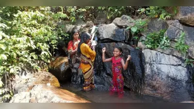 चानन गोरधोबा कोड़ासी में झरना का पानी हो रहा बेकार, नाला निर्माण की उठी मांग