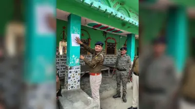 हत्यारोपित के घर पुलिस ने चिपकाया इश्तेहार