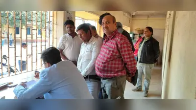 बकाया राशि की भुगतान को लेकर व्यवसायियों ने बीडीओ को सौंपा ज्ञापन
