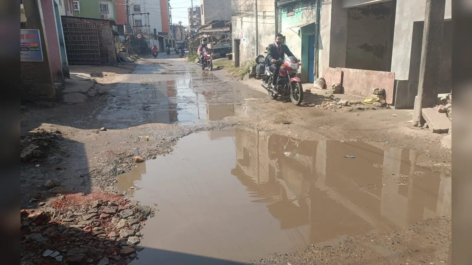 Bokaro News: नियमित नहीं होता कचरा उठाव, नाली नहीं बनने से सड़क पर रहता है जलजमाव