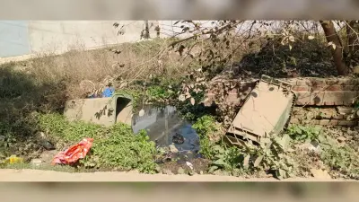 दीवारों पर स्वच्छता के नारे, नीचे गंदगी का अंबार