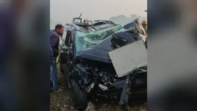 गड्ढे में पलटी कलाकारों की कार, सीट बेल्ट ने बचायी जान