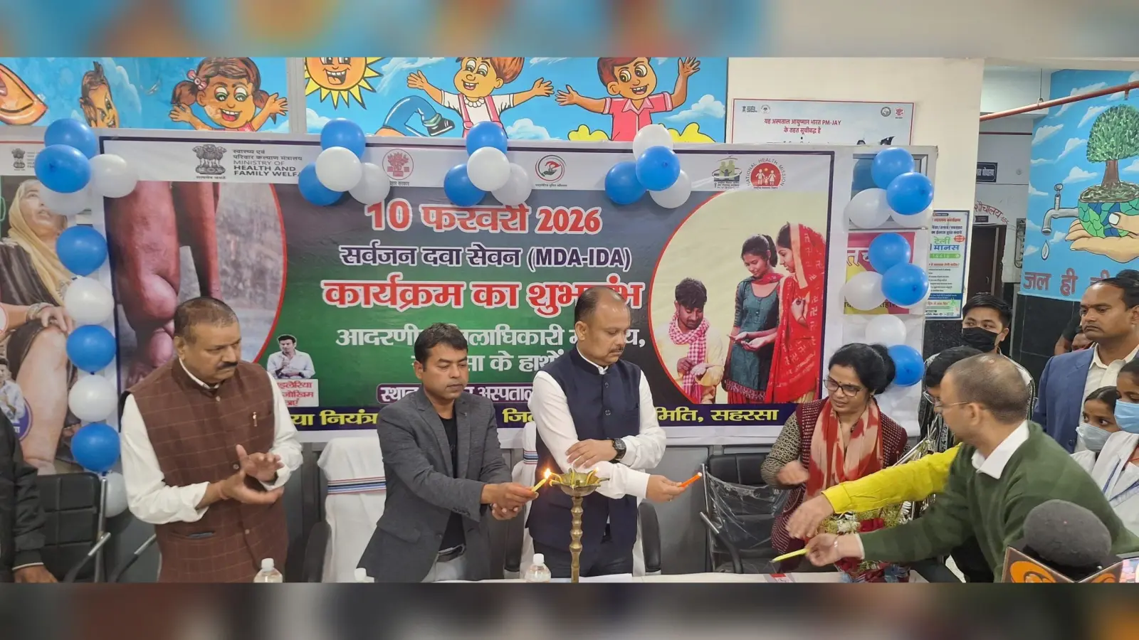 जिलाधिकारी ने स्वयं दवा खाकर किया फाइलेरिया उन्मूलन अभियान की शुरुआत