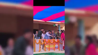 डीएम ने बच्चों को एल्बेंडाजोल की दवा खिलाकर कार्यक्रम का किया उद्घाटन