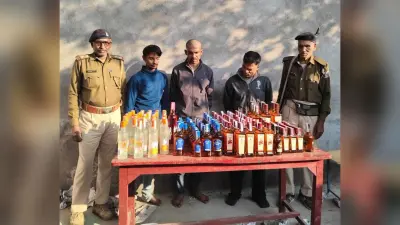 ई-रिक्शा से 57 लीटर विदेशी शराब बरामद, तीन तस्कर गिरफ्तार