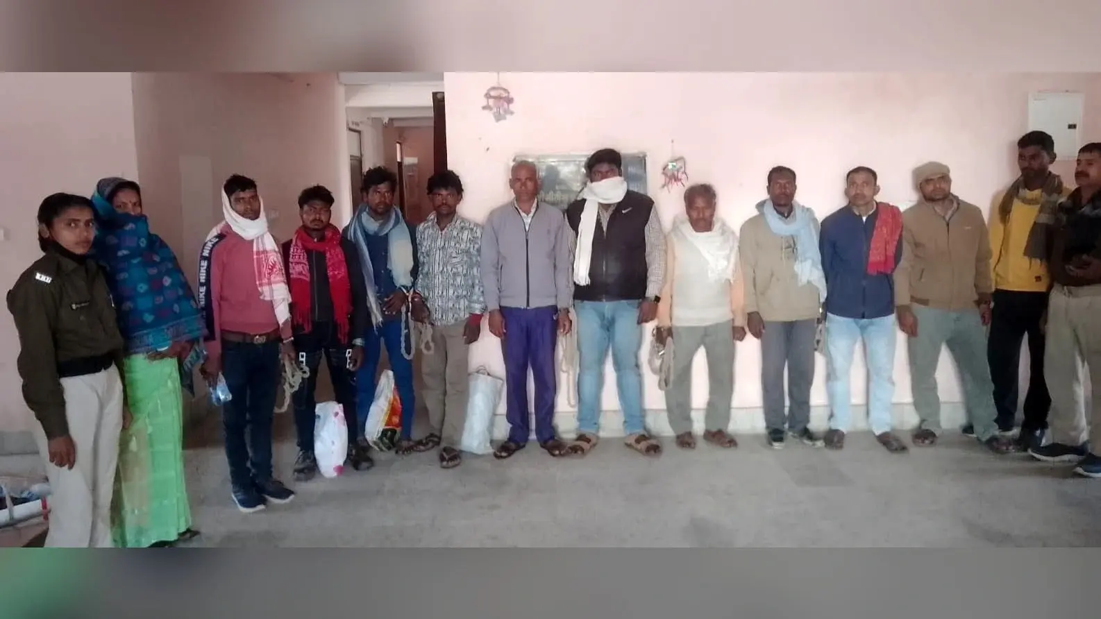 देसी शराब के साथ एक महिला तस्कर व 11 शराबी गिरफ्तार