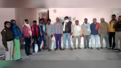 देसी शराब के साथ एक महिला तस्कर व 11 शराबी गिरफ्तार