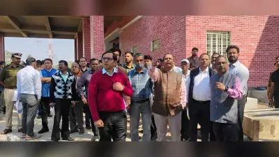 Chaibasa News : रनिंग लाइन में जर्जर फुटओवर ब्रिज देख भड़के जीएम, तत्काल हटाने का आदेश