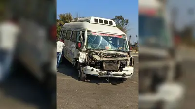 East Singhbhum News : ट्रेलर से टकराकर डिवाइडर फांद दूसरी लेन में घुसी ट्रैवलर, बाल-बाल बचे 28 यात्री