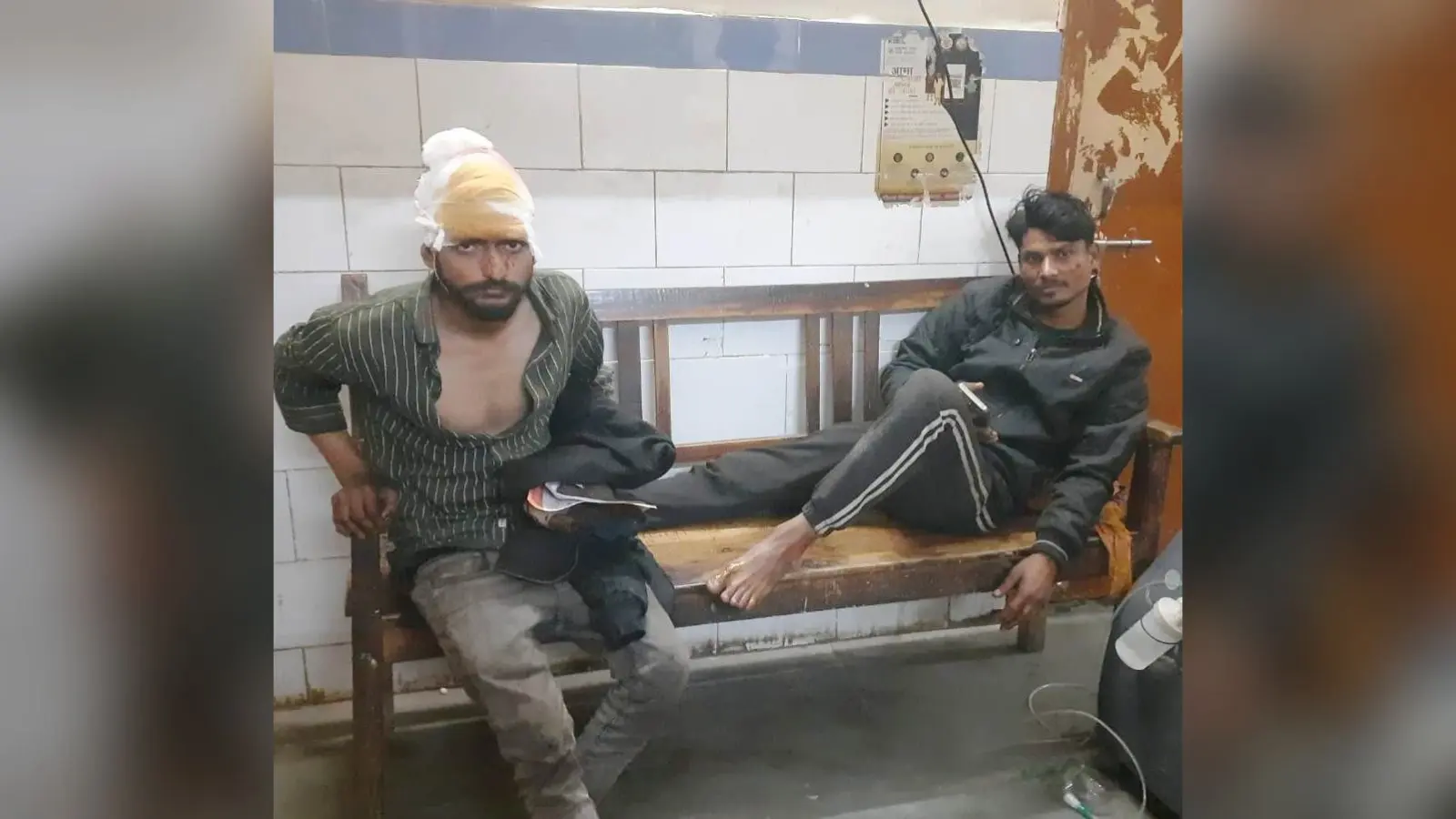 दो ट्रकों की टक्कर में चालक सहित तीन घायल, एक की हालत गंभीर