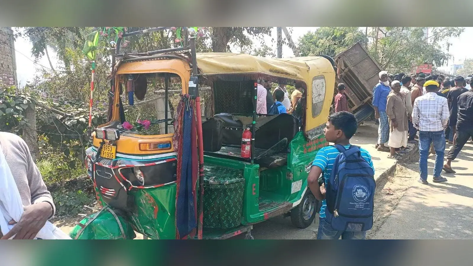 ट्रैक्टर व ऑटो की टक्कर में चार गंभीर, यातायात हुआ बाधित