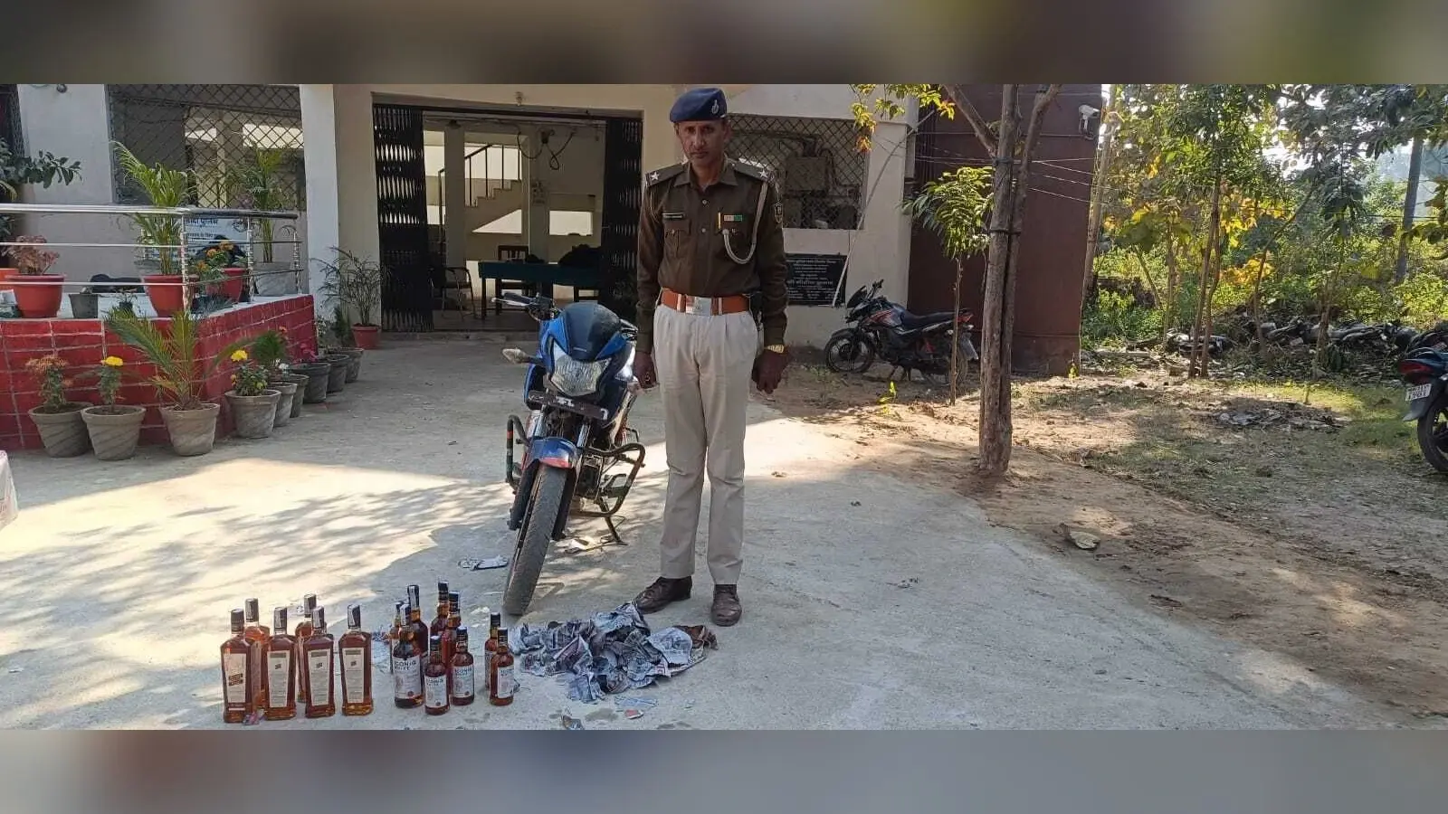 शराब व चोरी की बाइक जब्त, तीन धंधेबाज गिरफ्तार