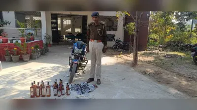 शराब व चोरी की बाइक जब्त, तीन धंधेबाज गिरफ्तार