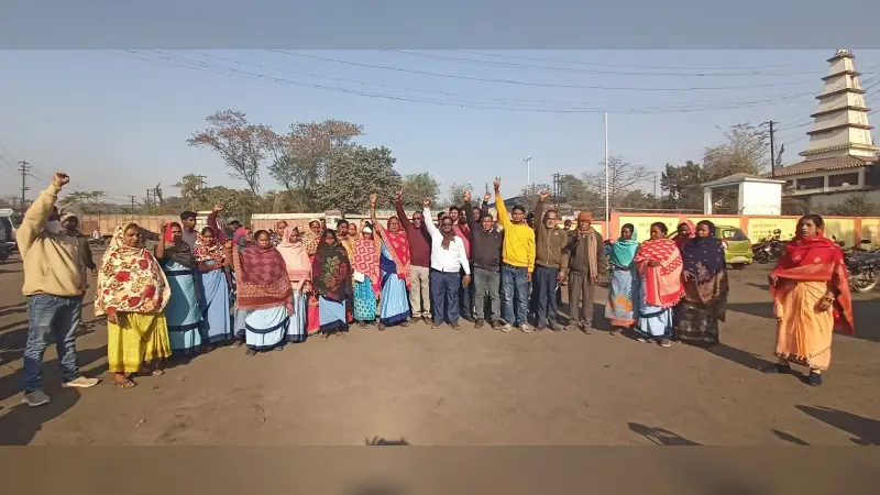 गेट मीटिंग में मजदूरों से हड़ताल को सफल बनाने की अपील की