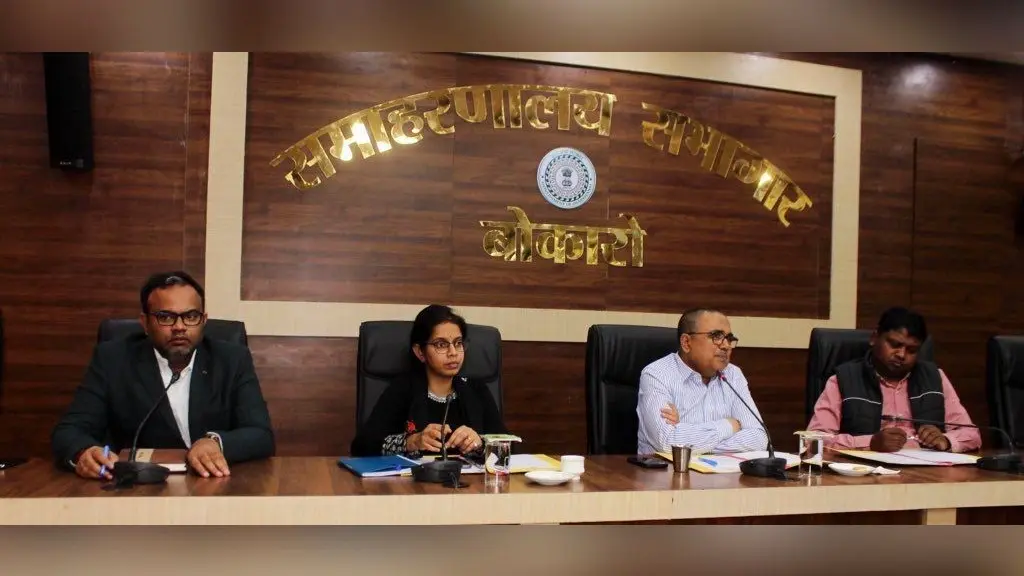 Bokaro News: निजी विद्यालय किताबों के प्रकाशकों-पुस्तकों की सूची 10-15 दिन पूर्व करें सार्वजनिक : उपायुक्त