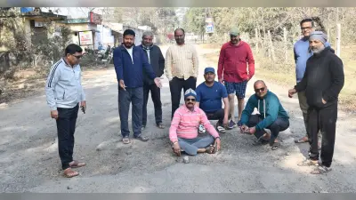 Bokaro News: मरम्मत की मांग को लेकर सड़क पर उतरे लोग
