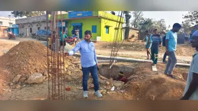 Chaibasa News : ढीपा में बन रहे स्वास्थ्य उपकेंद्र भवन निर्माण में गड़बड़ी, काम रोका गया
