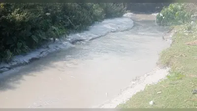 Bokaro News : पाइप फटा, नदी में बही छाई