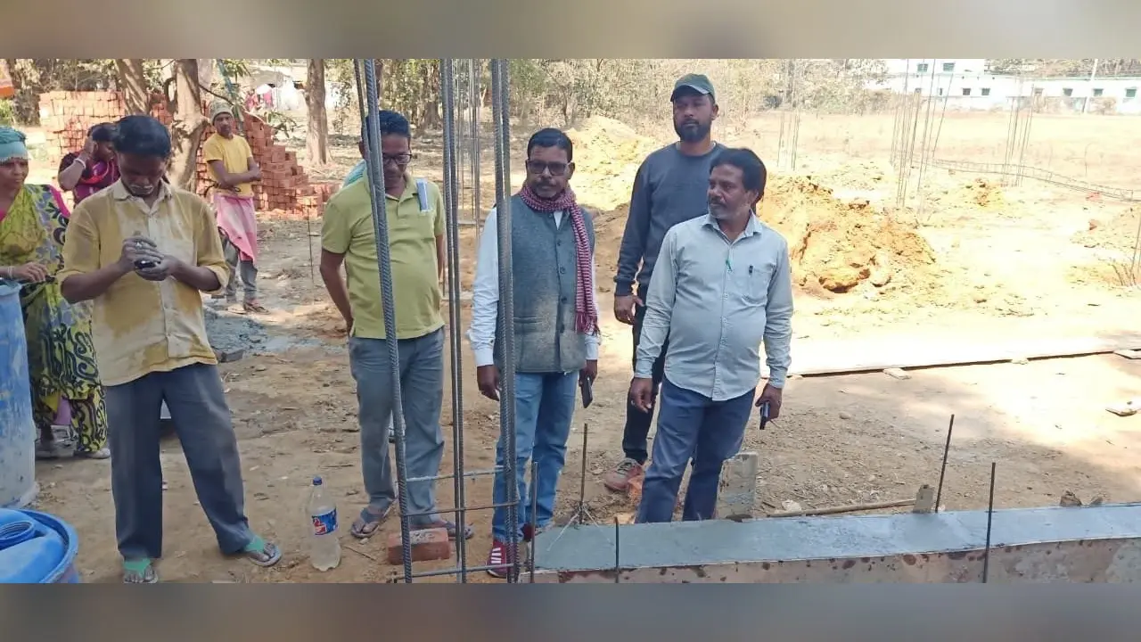 East Singhbhum News : धालभूमगढ़ में 44 लाख की योजना में घटिया सामग्री का खेल, झामुमो ने रुकवाया काम
