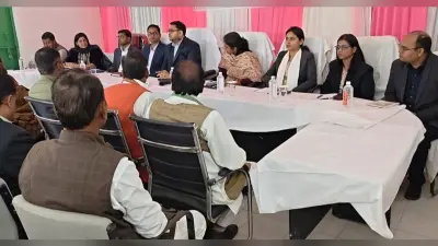 रामपुर पहुंचे डीएम, जनप्रतिनिधियों के साथ की विकास योजनाओं की समीक्षा