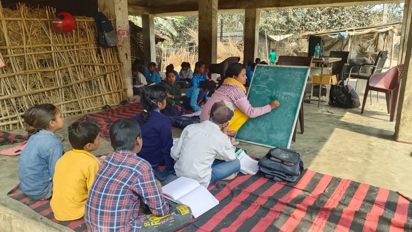 जर्जर सामुदायिक भवन में संचालित है दो दशक से भूमिहीन प्रावि पिपरा बिसनपुर
