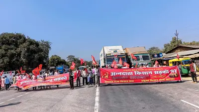 श्रम कानूनों के विरोध में सड़क जाम कर प्रदर्शन