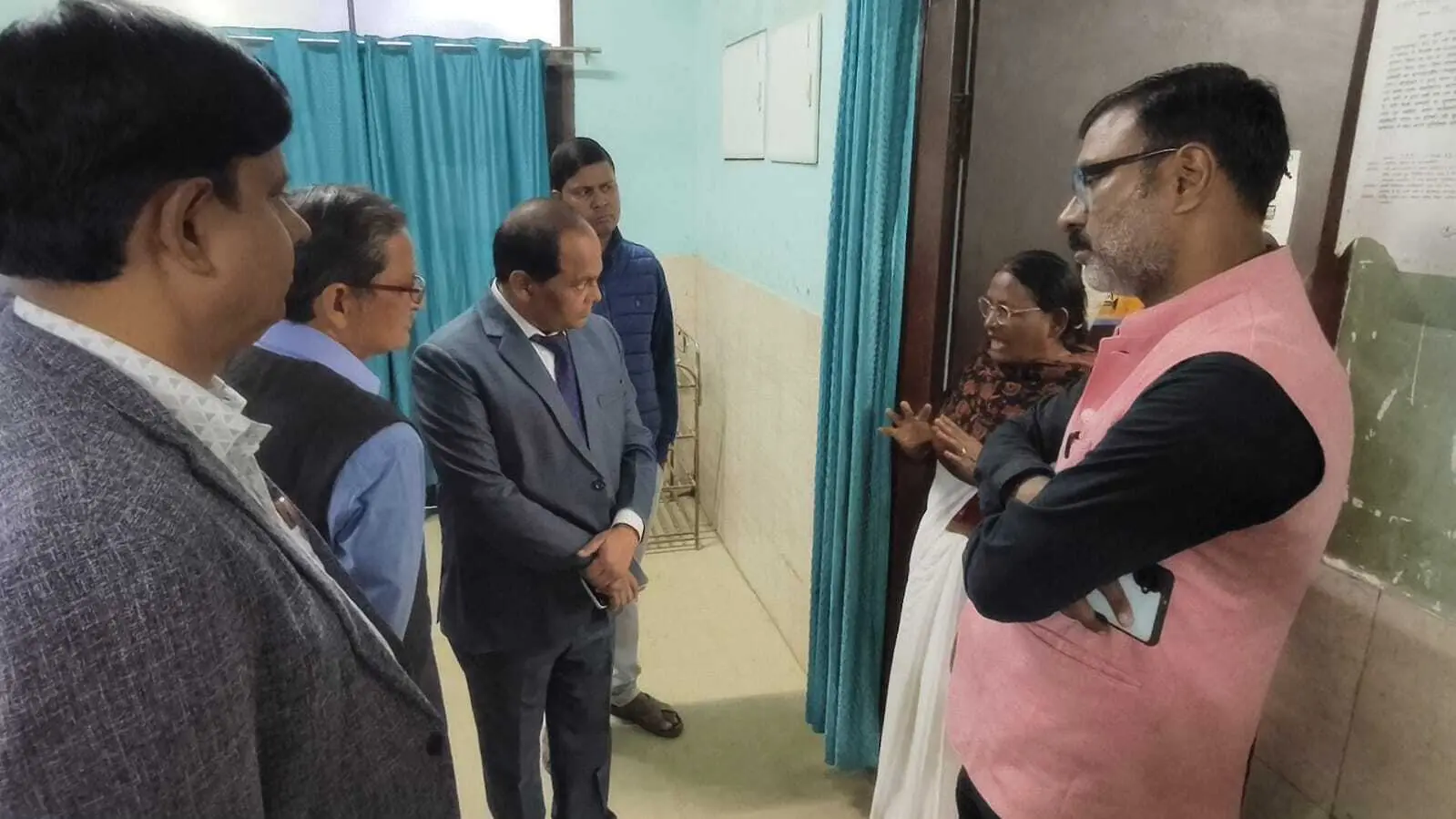 अनुमंडलीय अस्पताल का सीएस ने किया निरीक्षण, अनुपस्थित डॉक्टर की तीन दिन की काटी हाजिरी