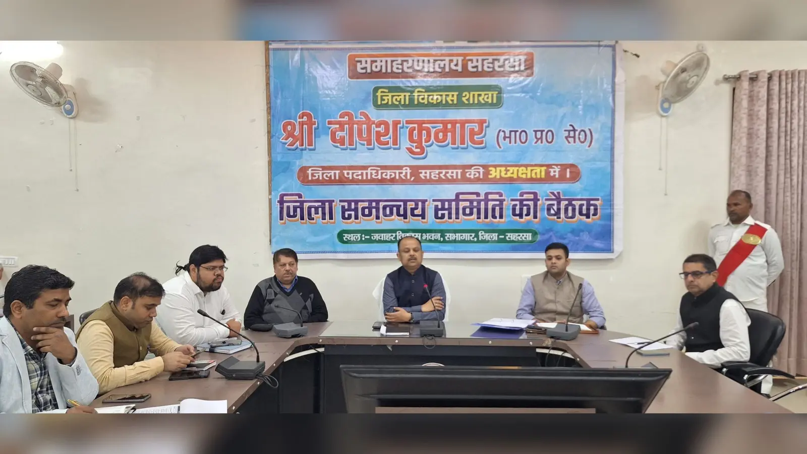 निर्माणाधीन व लंबित योजनाओं को शीघ्र करें पूरा: डीएम