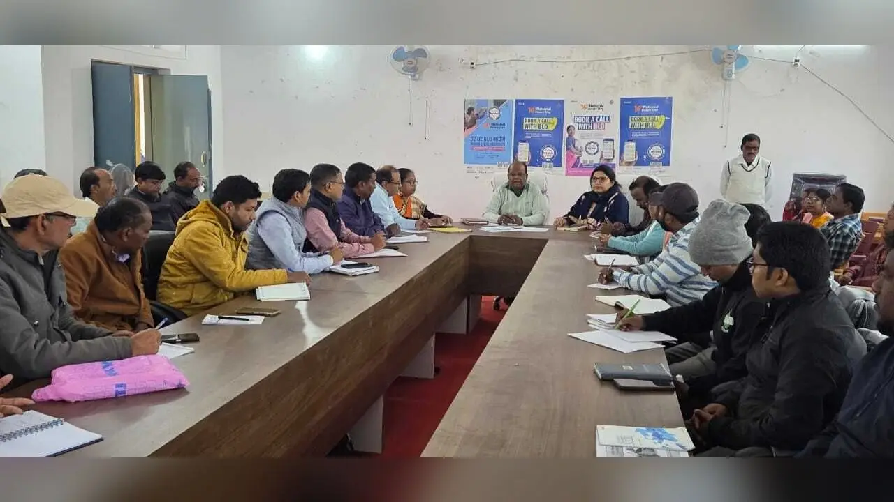 आवास की धीमी प्रगति पर पंचायत सचिव को शो-कॉज